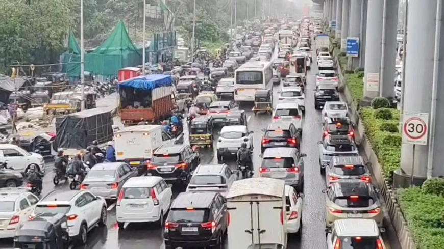 मुंबईत मोठी वाहतूक कोंडी, पश्चिम द्रुतगती महामार्ग ठप्प; पाहा फोटो