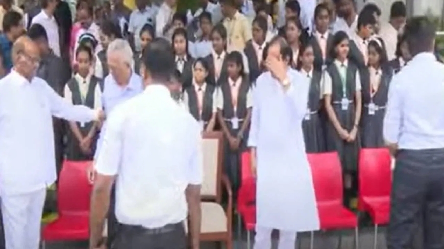 बारामतीमध्ये शरद पवार - अजित पवार एकत्र; एकमेकांच्या शेजारी बसणे टाळले