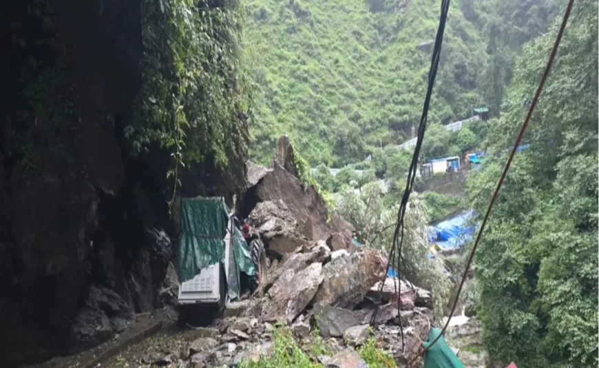 केदारनाथ यात्रेवर नैसर्गिक आपत्ती, भूस्खलनामुळे रस्ता बंद, शेकडो भाविक अडकले
