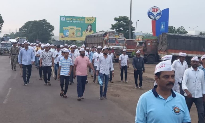 महादेवी हत्तीण परत आणण्यासाठी नांदणी ते कोल्हापूर मूक पदयात्रा; हजारो नागरिक उतरले रस्त्यावर - NANDINI MAHADEVI ELEPHANT KOLHAPUR