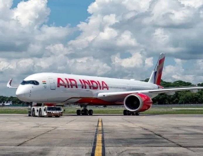 सिंगापूरला जाणाऱ्या २०० प्रवाशांना दिल्ली विमानतळावर अचानक उतरवण्यात आले, भीतीचे वातावरण