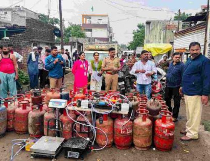 मोबाईल शाॅपीच्या आड गॅस रिफिलिंगचा अवैध धंदा उघडकीस!