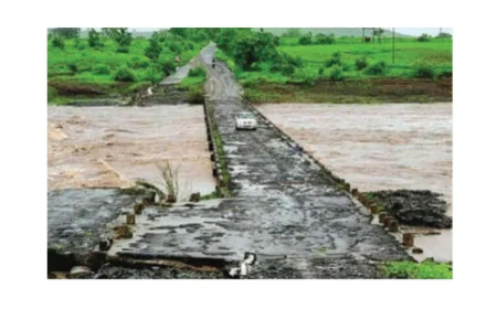 सिपना और गडगा नदी का पुल वाहन चालकों के लिए बना खतरनाक