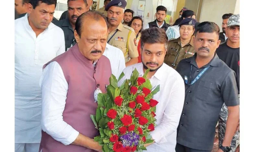 यश खोडके यांनी उपमुख्यमंत्री अजित पवार यांचे स्वागत केले.