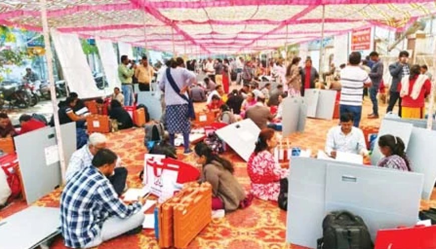 मतदान केंद्रांवर मतदान करणारे पक्ष पोहोचले