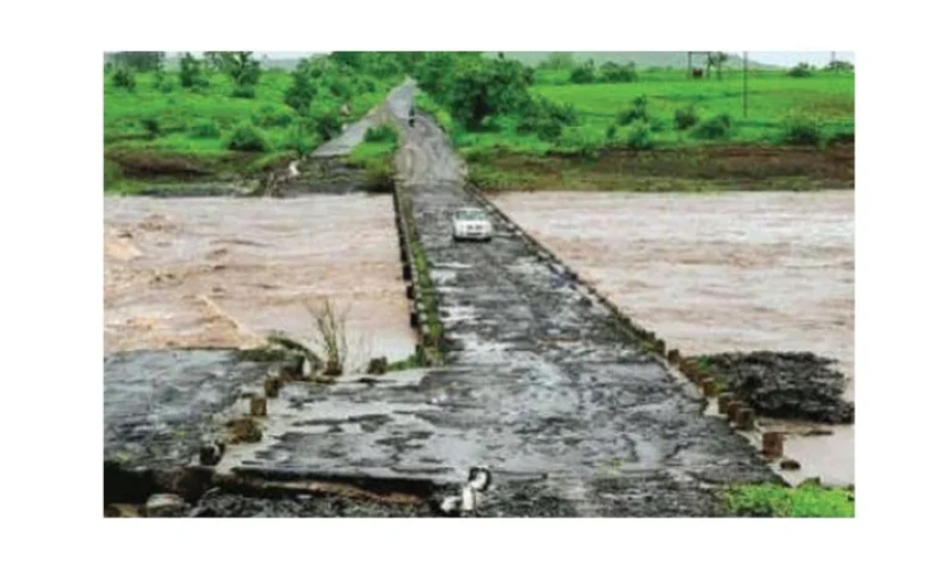 सिपना और गडगा नदी का पुल वाहन चालकों के लिए बना खतरनाक