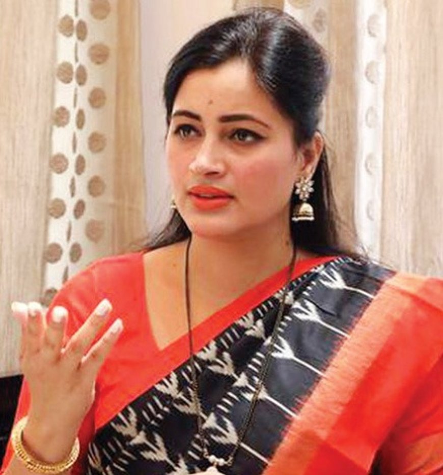 अमरावतीतील काही भाजप सदस्य नवनीत यांच्यावर कारवाई करण्याबद्दल बोलत आहेत.