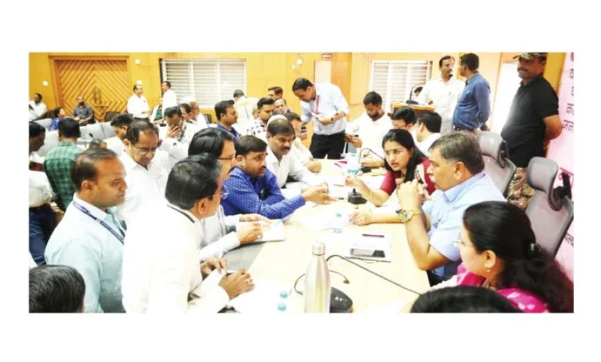 महापालिकेच्या जनसंवाद बैठकीत मोठ्या प्रमाणात तक्रारी प्राप्त झाल्या.