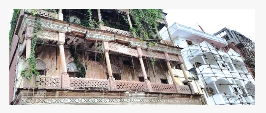 राजापेठ परिसरातील सुमारे ६५ इमारती जीर्ण झाल्या आहेत.