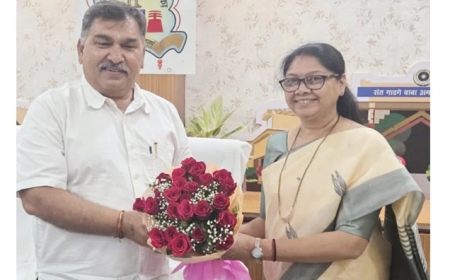 महापालिका आयुक्त वर्षा लड्ढा यांनी महापौर तेजवानी यांची भेट घेतली.