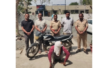 रेल्वे पोलिसांनी दुचाकी चोराला पकडले.