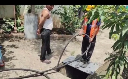 नगरसेविका सुरेखा लुंगरे यांनी गटारे स्वच्छ करून दिलासा दिला.