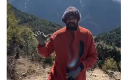 बच्चू कडू हिमालयाच्या दऱ्यांमध्ये ट्रेकिंग करताना