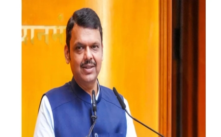 धनंजय मुंडे यांना मंत्री बनवण्यासाठी फडणवीस यांच्यासमोर घोषणाबाजी केली असता, मुख्यमंत्री हसू लागले.