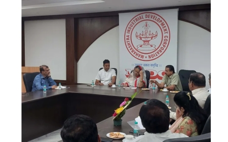 उद्योग भवनमध्ये उद्योजकांची व्यावसायिक बैठक आयोजित करण्यात आली.