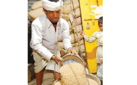रेशन घोटाळ्यात डझनभर रेशन दुकानदार रडारवर आहेत.