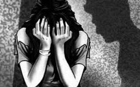 माझ्याशी संबंध ठेव, नाहीतर मी तुझ्या वडिलांना ठार मारेन.