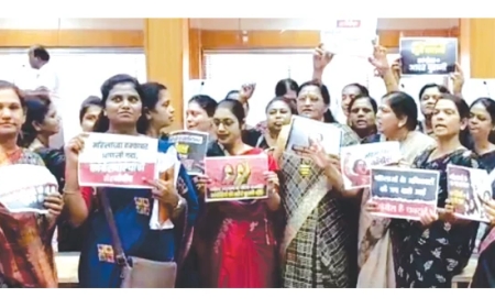 महानगरपालिकेच्या सर्वसाधारण सभेत भाजपच्या महिला नगरसेविकांचे आंदोलन