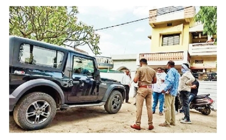 ती थार कार आणि दोन कथित पिस्तूल जप्त