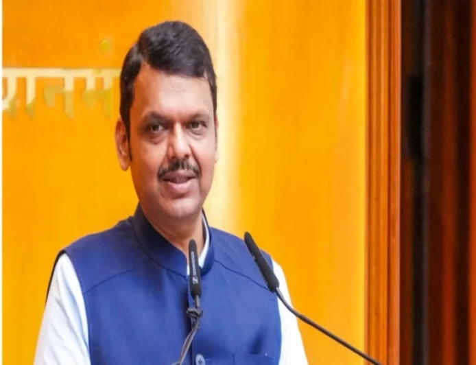 धनंजय मुंडे यांना मंत्री बनवण्यासाठी फडणवीस यांच्यासमोर घोषणाबाजी केली असता, मुख्यमंत्री हसू लागले.