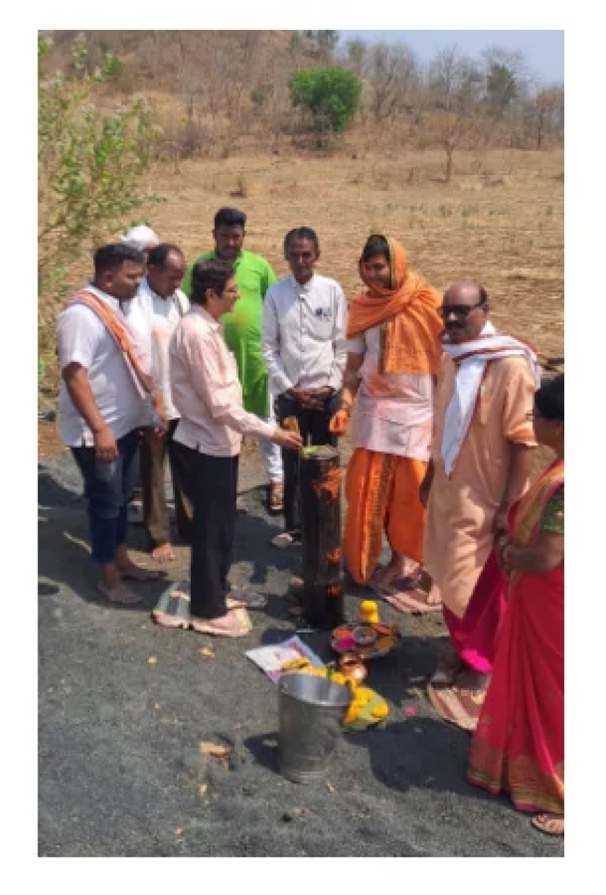आदिवासी बांधवांना हातपंप देण्यात आले, ज्यामुळे पाण्याची समस्या सुटली.