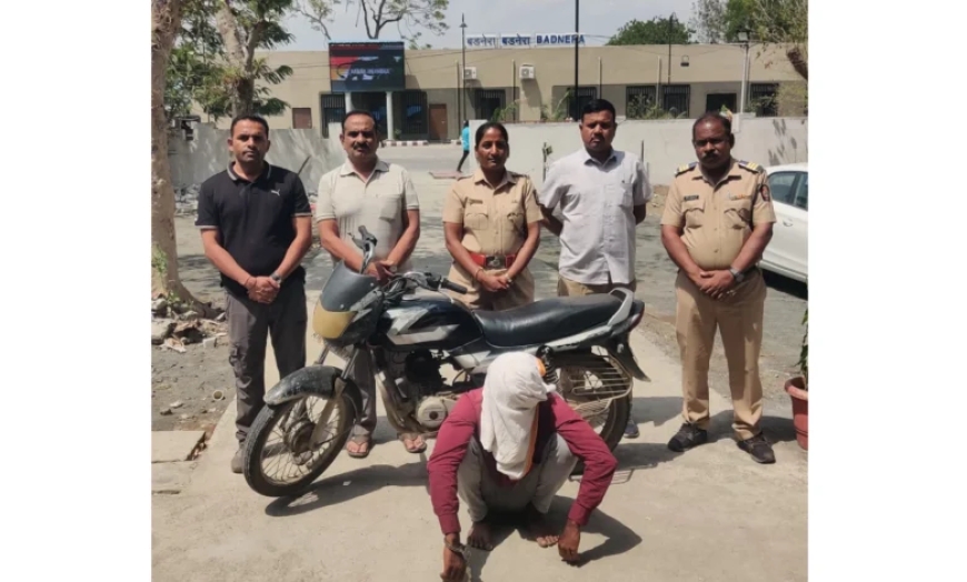 रेल्वे पोलिसांनी दुचाकी चोराला पकडले.