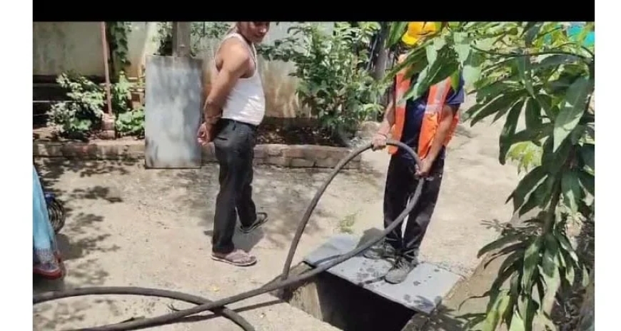 नगरसेविका सुरेखा लुंगरे यांनी गटारे स्वच्छ करून दिलासा दिला.