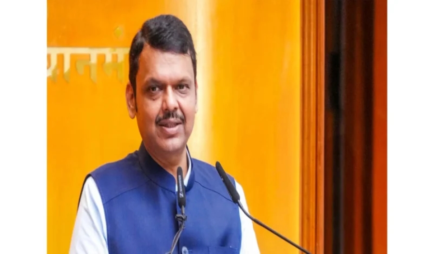 धनंजय मुंडे यांना मंत्री बनवण्यासाठी फडणवीस यांच्यासमोर घोषणाबाजी केली असता, मुख्यमंत्री हसू लागले.