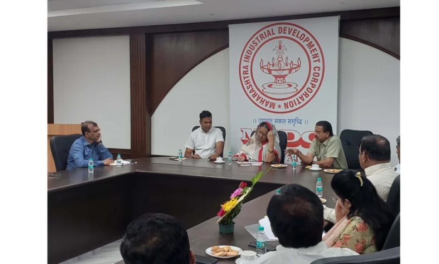 उद्योग भवनमध्ये उद्योजकांची व्यावसायिक बैठक आयोजित करण्यात आली.