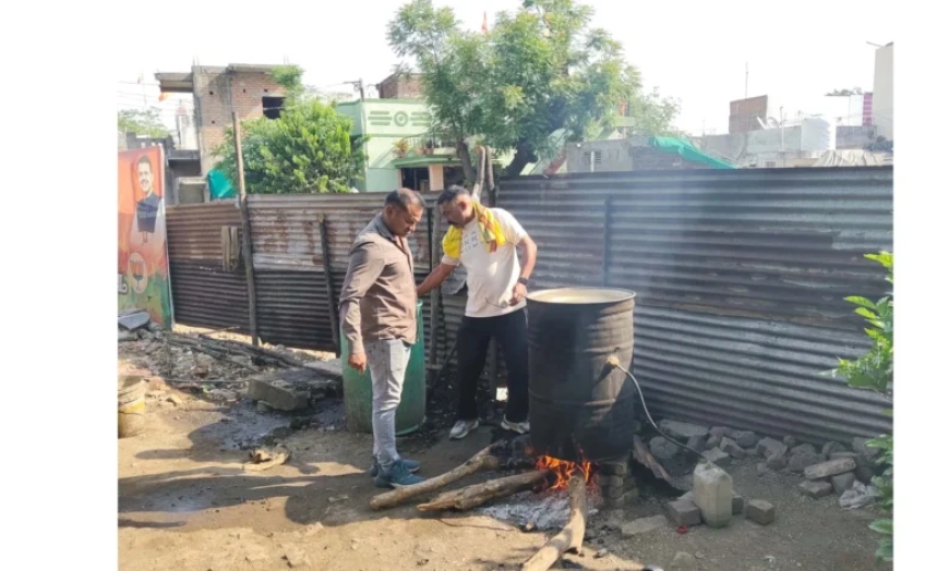 ग्रामीण भागातील दारूच्या अड्ड्यावर छापा, ३०० लिटर दारू नष्ट केली.
