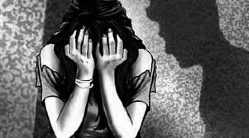 माझ्याशी संबंध ठेव, नाहीतर मी तुझ्या वडिलांना ठार मारेन.