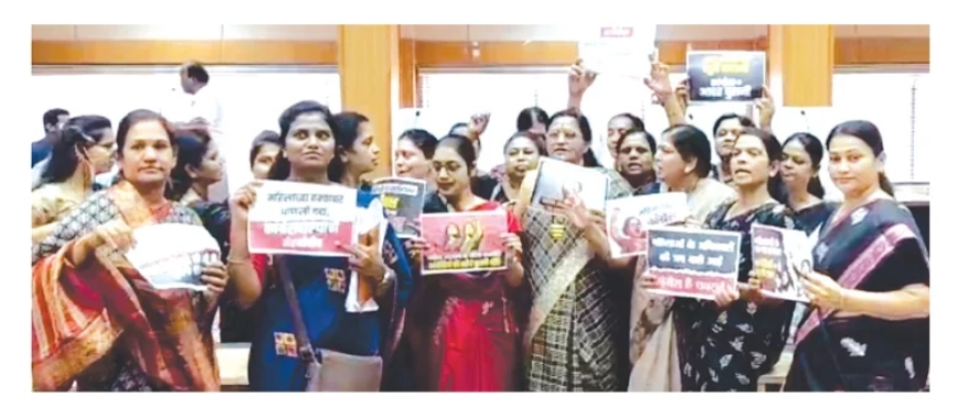 महानगरपालिकेच्या सर्वसाधारण सभेत भाजपच्या महिला नगरसेविकांचे आंदोलन