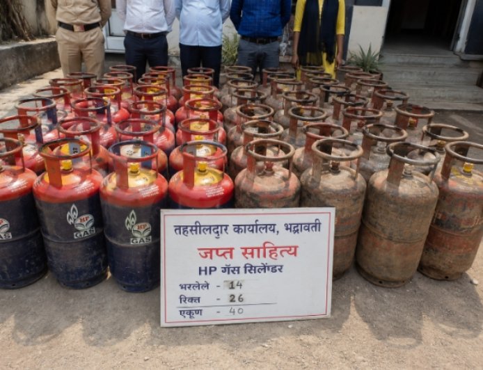 एच.पी. गॅस सिलिंडरच्या अवैध साठेबाजीवर तहसील प्रशासनाची धडक कारवाई