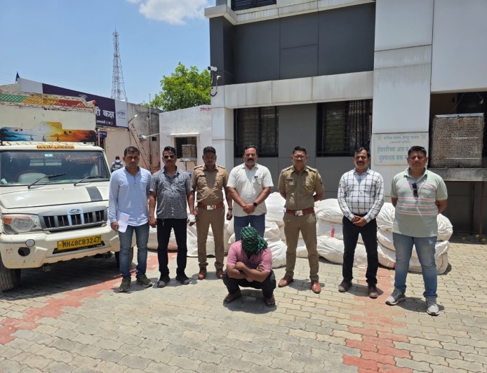 रेल्वे फाटकाजवळ पोलिसांचा थरारक पाठलाग; बोलेरोतून 13.78 लाखांचा प्रतिबंधित गुटखा जप्त