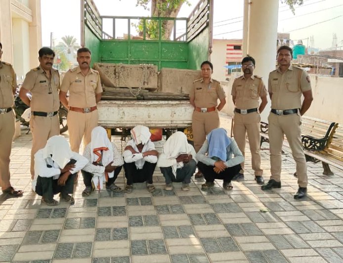 विहीर बांधकाम साहित्य चोरी प्रकरणाचा पोलिसांकडून छडा; सहा जणांना अटक