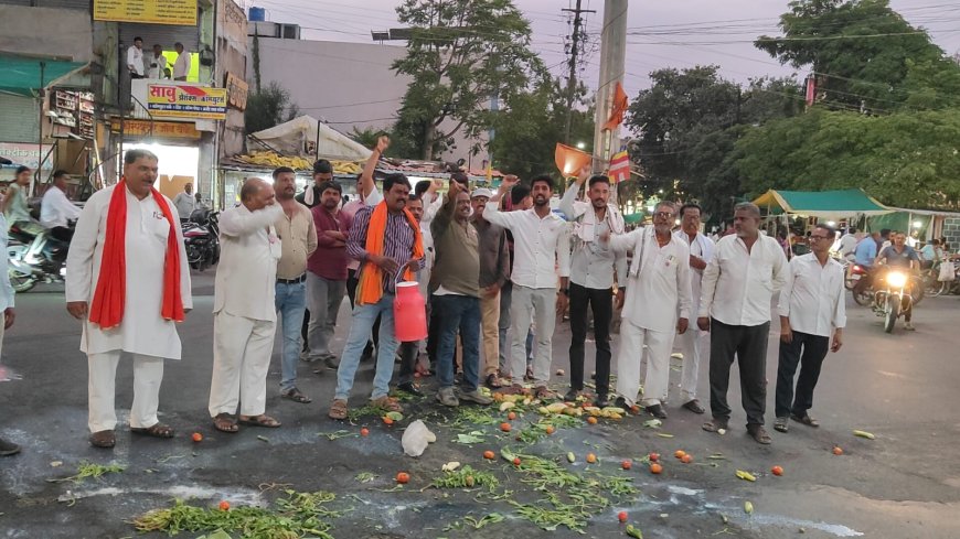 मूर्तीजापुरात शेतकरी आक्रमक! '७/१२ कोरा' न केल्याने सरकारविरुद्ध एल्गार; दूध-भाजीपाला रस्त्यावर फेकून तीव्र निषेध