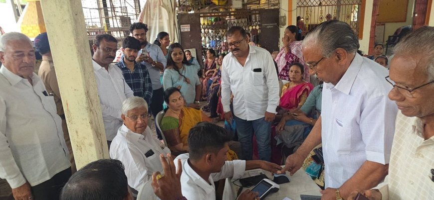 एसटी स्मार्ट कार्ड (NCMC) पंजीकरण शिविर का विधायक सुलभाताई खोडके ने किया निरीक्षण