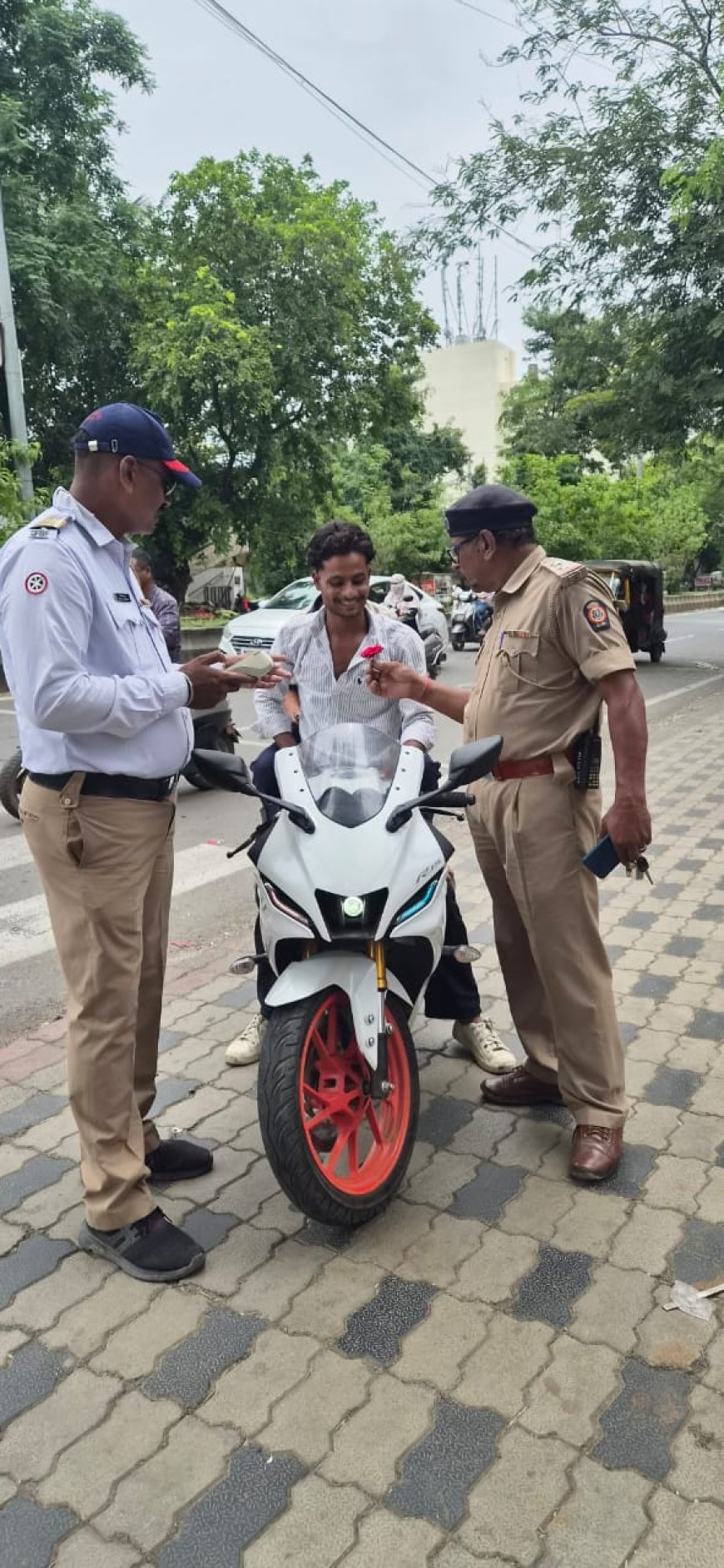 24 जुलाई से हेलमेट अनिवार्य: अमरावती ट्रैफिक पुलिस ने शुरू किया जागरूकता अभियान, नियम तोड़ने वालों पर होगी कार्रवाई